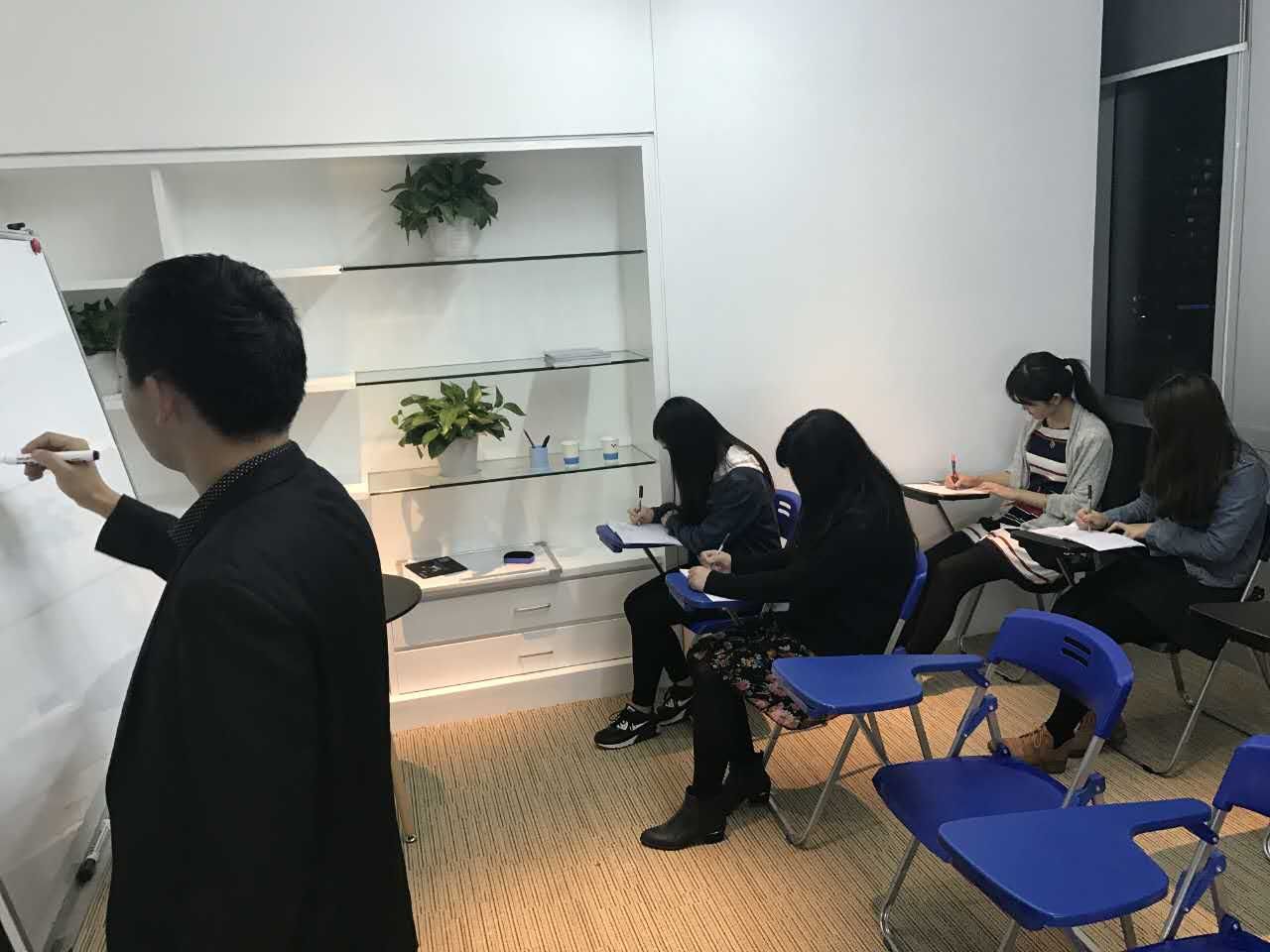 深圳市纽维国际教育咨询 引领深圳培训机构的国际化教育新航向